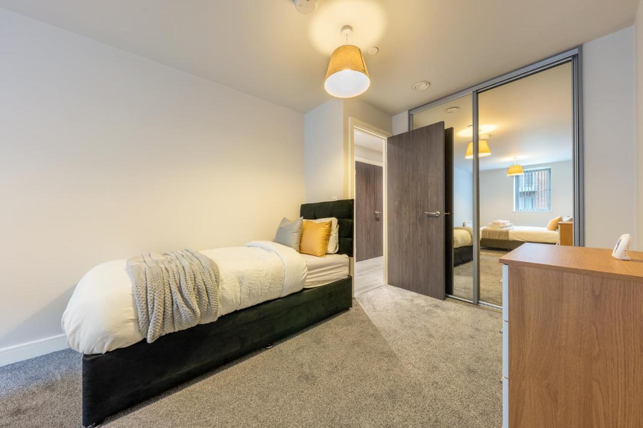 Lovely 4-Sleeper Apartment In Central Slough With Free Parking Exterior photo
